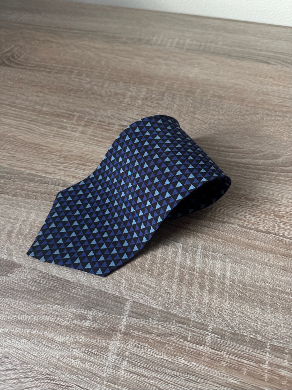 Kenneth Cole 100% Silk Tie Blue Black Geometric Triangle Pattern Made Italy 57”